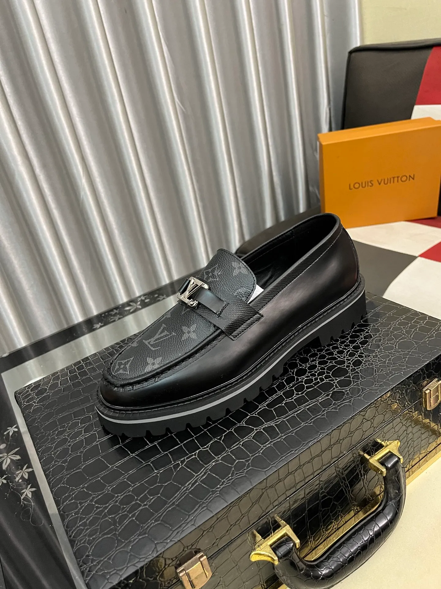 Men's shoes💰458⌚️⌚️[Louis Vuitton (LV)] High-end business formal leather shoes🍀luxurious and elegant style, paying equal attention to practicality and style, professional focus on details and quality, counter original 1⃣️: 1⃣️super accurate reproduction👍🏻! Material: The upper is made of imported original calfskin➕imported Italian cowhide leather. Original anti-slip and wear-resistant outsole! Code number: 38--443️⃣Colors available